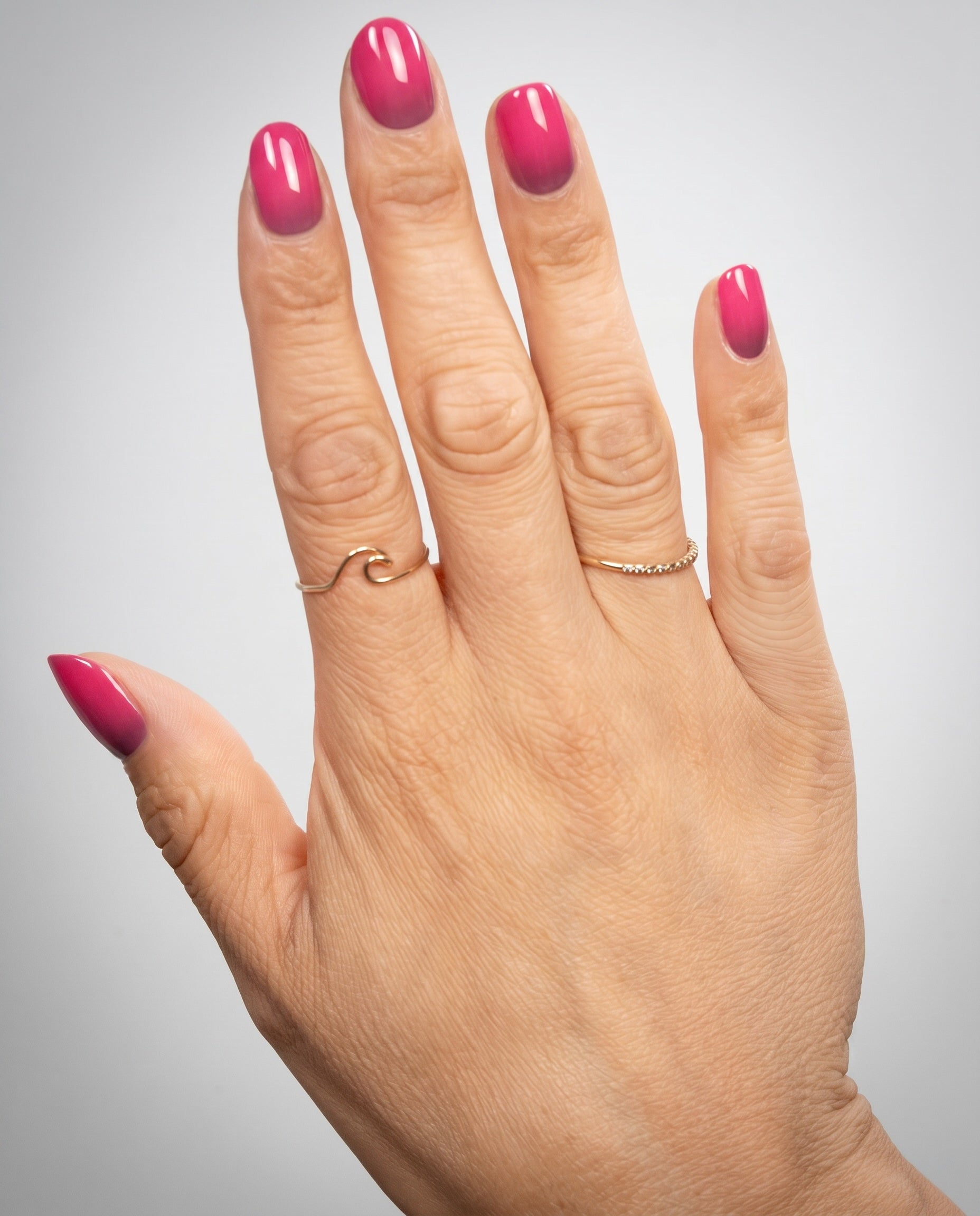 Hand mit glänzenden Drama UV-Nagelfolien in Pink-Bordeaux-Verlauf von SHEESH Nails