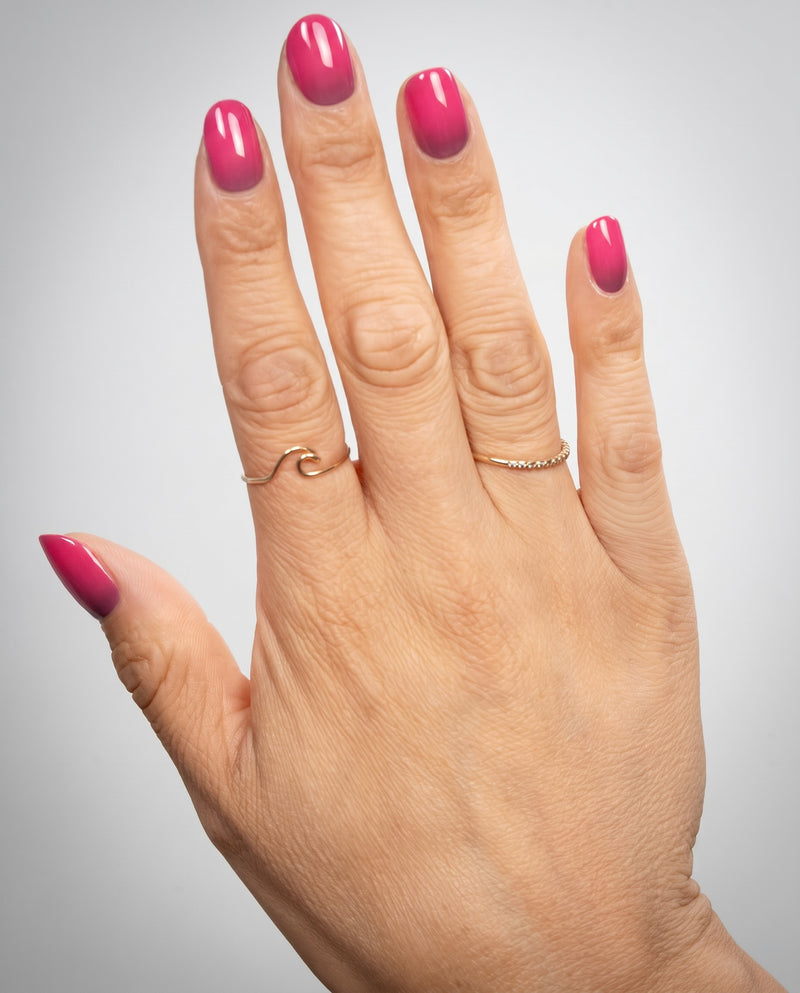 Hand mit glänzenden Drama UV-Nagelfolien in Pink-Bordeaux-Verlauf von SHEESH Nails