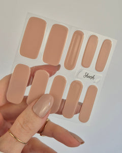 Sheesh Nails – Dusky Dunes – warme beigefarbene Nagelfolien mit sanftem, mattem Finish. Perfekte Passform und langanhaltender Halt für elegante, natürliche Maniküren im dezenten Nude-Look.