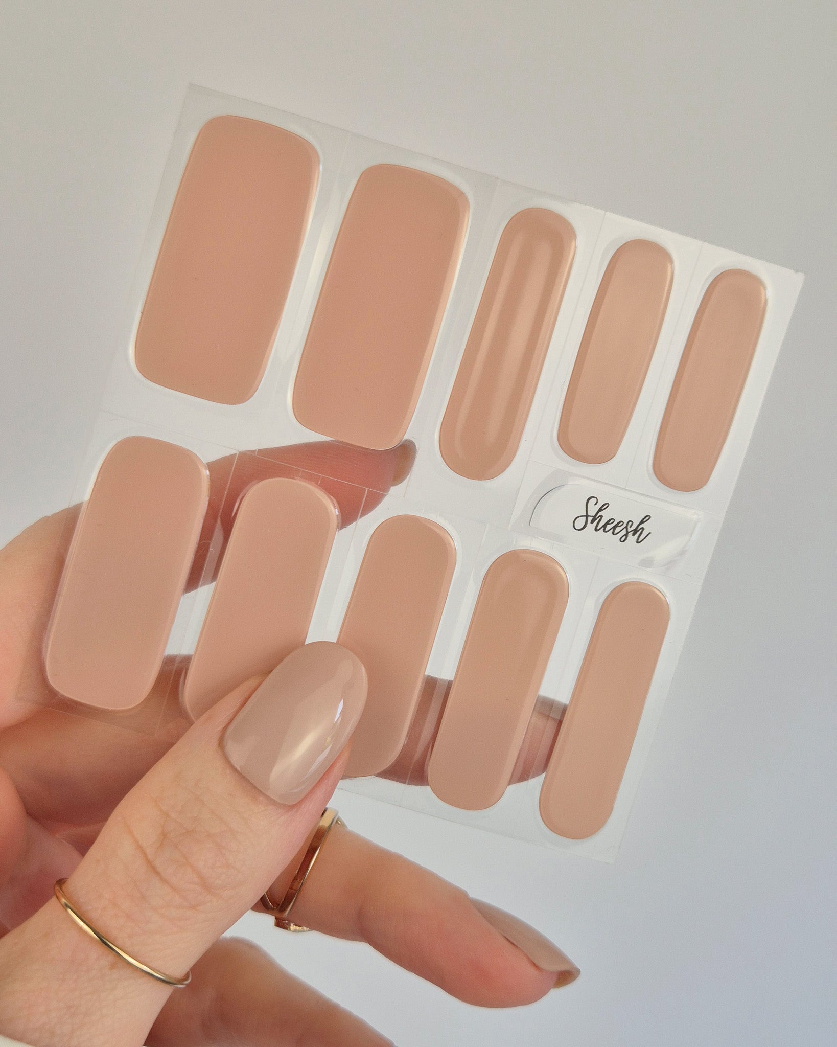 Sheesh Nails – Dusky Dunes – sandbeige Nagelfolien mit glänzendem Finish und natürlichem Nude-Ton. Perfekte Passform und langanhaltender Halt für dezente, elegante Maniküren mit modernem Everyday-Look.