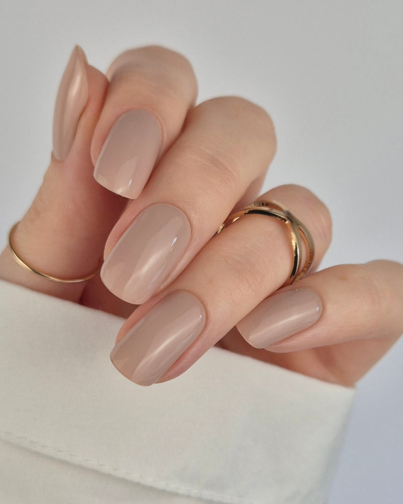 Sheesh Nails – Dusky Dunes – sandbeige Nagelfolien mit glänzendem Finish und natürlichem Nude-Ton. Perfekte Passform und langanhaltender Halt für dezente, elegante Maniküren mit modernem Everyday-Look.