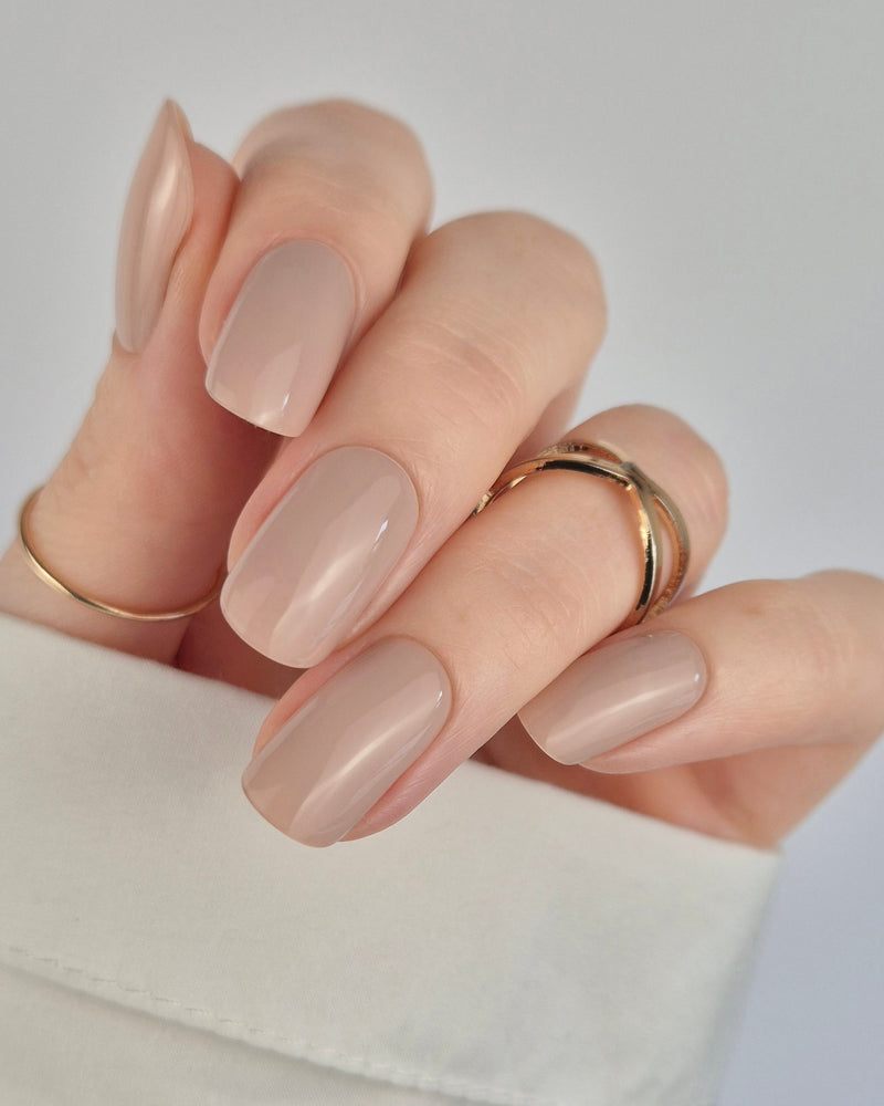 Sheesh Nails – Dusky Dunes – sandbeige Nagelfolien mit glänzendem Finish und natürlichem Nude-Ton. Perfekte Passform und langanhaltender Halt für dezente, elegante Maniküren mit modernem Everyday-Look.