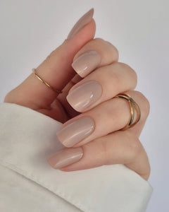Sheesh Nails – Dusky Dunes – sandbeige Nagelfolien mit glänzendem Finish und natürlichem Nude-Ton. Perfekte Passform und langanhaltender Halt für dezente, elegante Maniküren mit modernem Everyday-Look.