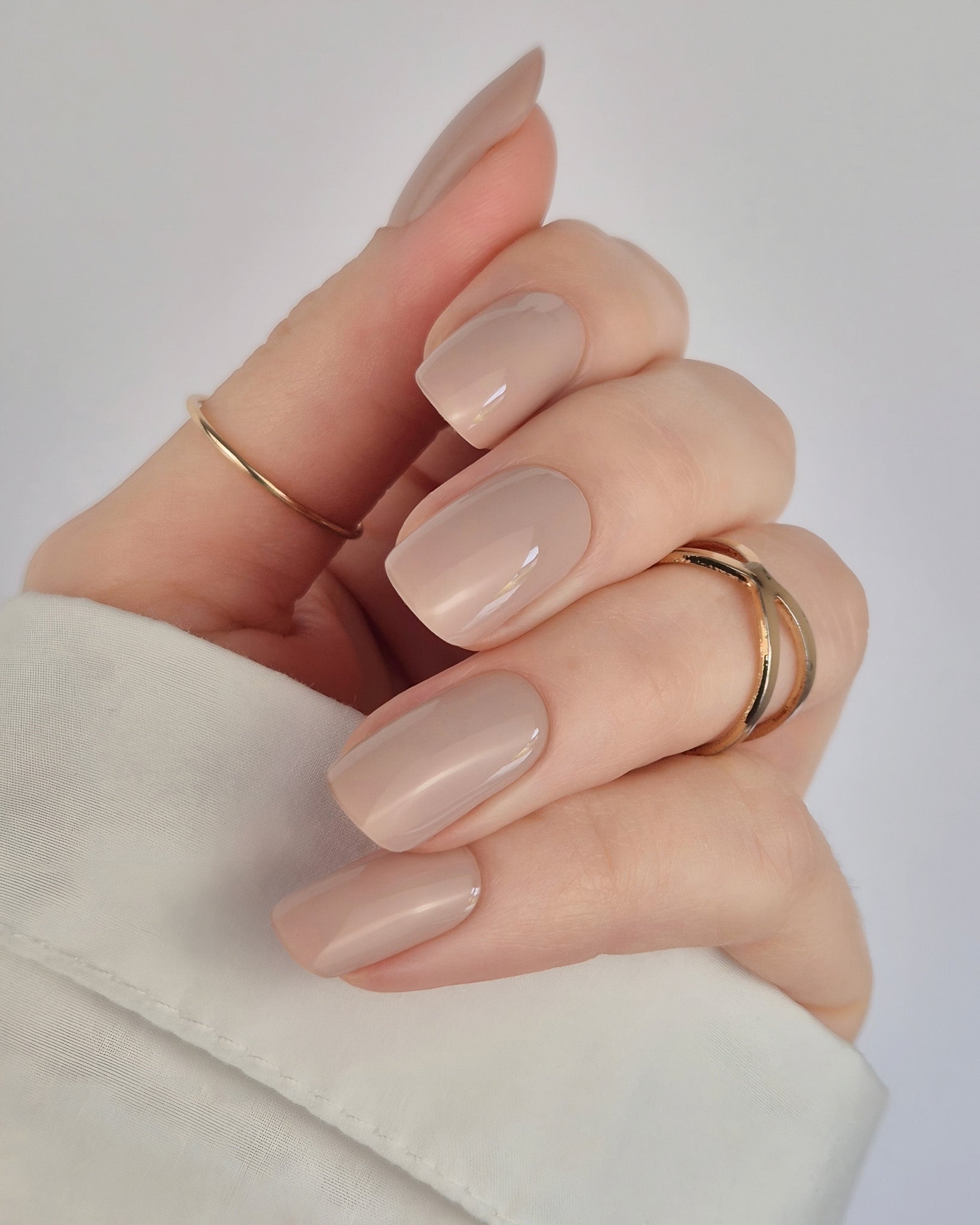 Sheesh Nails – Dusky Dunes – sandbeige Nagelfolien mit glänzendem Finish und natürlichem Nude-Ton. Perfekte Passform und langanhaltender Halt für dezente, elegante Maniküren mit modernem Everyday-Look.