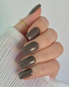 Sheesh Nails Nagelfolien in elegantem Taupe – edle, glänzende Nagelfolien im modernen Nude-Look, perfekt für eine stilvolle Maniküre mit natürlicher Ästhetik.