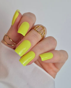 Sheesh Nails – Neon Nights – leuchtend gelbe Nagelfolien mit intensivem Glanz und perfekter Passform, auffälliger Look für selbstbewusste Maniküren. Strahlendes Neon-Design für trendige Sommernägel und moderne Nailart.