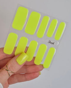 Sheesh Nails – Neon Nights – auffällige Nagelfolien in leuchtendem Neon-Gelb, intensiver Glanz und perfekte Passform für einen modernen, trendigen Look. Langlebige Maniküre mit Strahlkraft, ideal für Sommerstyles und kreative Nailart.