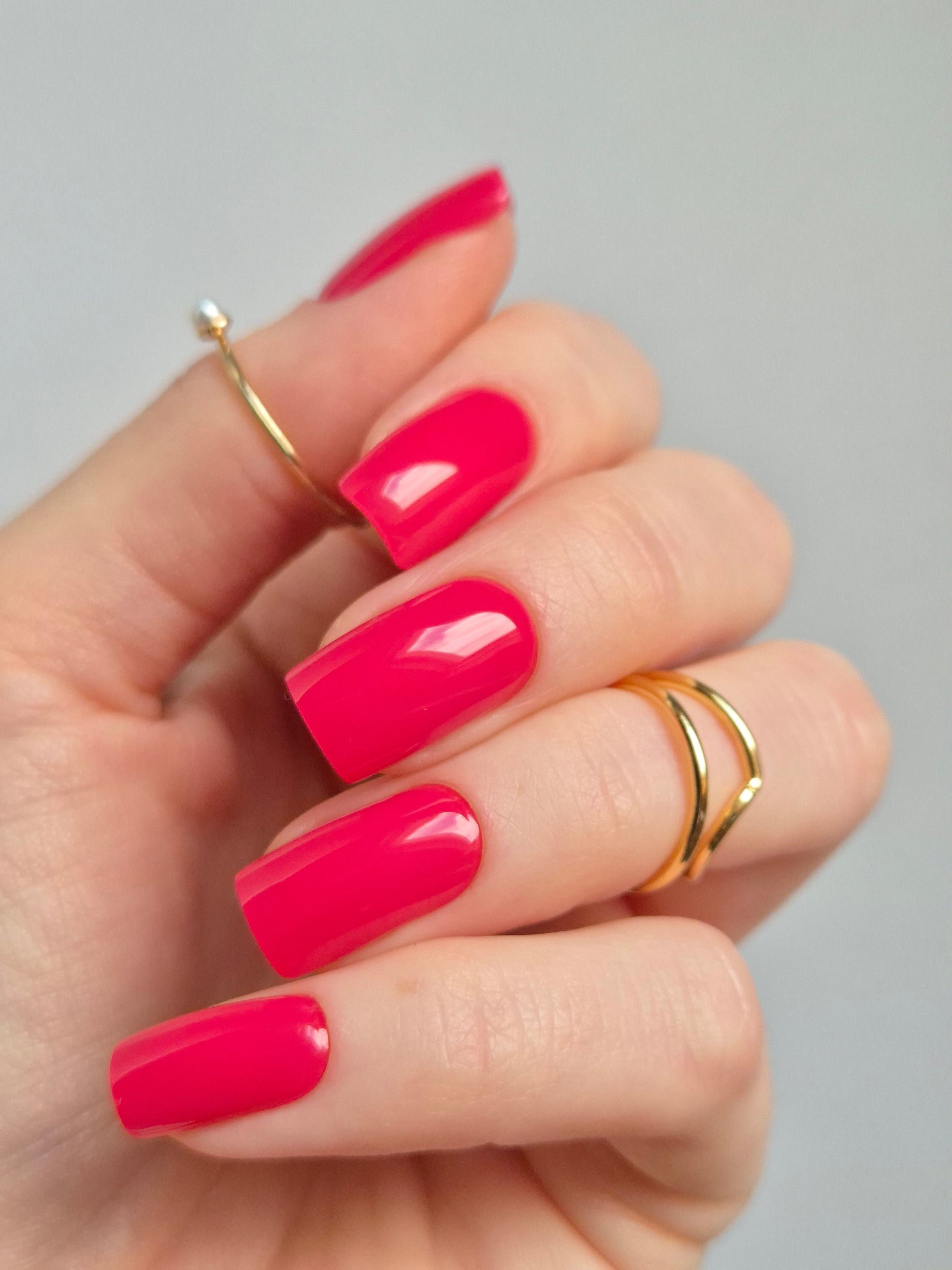Sheesh Nails – Very Berry – leuchtend pinke Nagelfolien mit intensivem Glanz und kräftigem Farbton für einen modernen, auffälligen Look. Perfekte Passform und langlebiges Finish für gepflegte Nägel mit sommerlicher Frische und selbstbewusster Ausstrahlung.