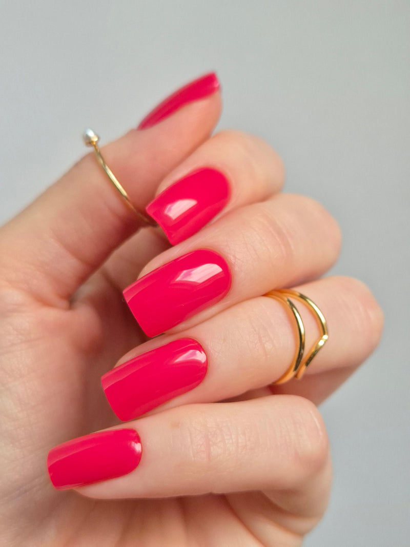 Sheesh Nails – Very Berry – leuchtend pinke Nagelfolien mit intensivem Glanz und kräftigem Farbton für einen modernen, auffälligen Look. Perfekte Passform und langlebiges Finish für gepflegte Nägel mit sommerlicher Frische und selbstbewusster Ausstrahlung.