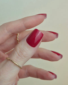 Sheesh Nails Nagelfolien in klassischem Rot – hochglänzende rote Maniküre im Salon-Look, perfekte Passform und langanhaltender Glanz für elegante Nägel zuhause.