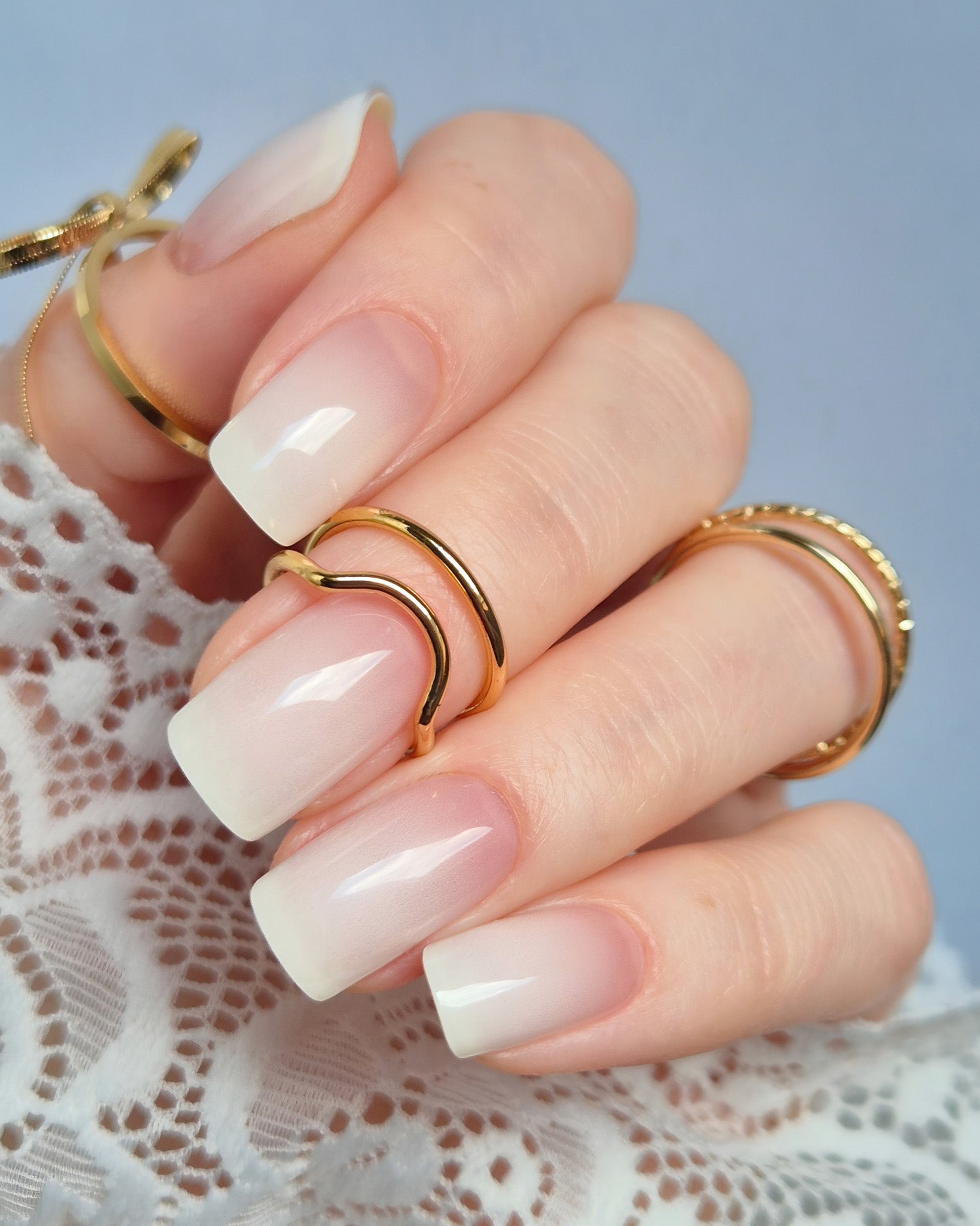 Sheesh Nails – French Kiss – klassische French-Maniküre mit sanftem Farbverlauf in Rosé und Weiß, eleganter, natürlicher Look mit glänzendem Finish. Perfekte Passform und zeitloses Design für gepflegte Nägel im Stil von Studio-Maniküren.