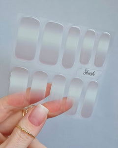 Sheesh Nails – French Kiss – klassische French-Maniküre mit sanftem Farbverlauf in Rosé und Weiß, eleganter, natürlicher Look mit glänzendem Finish. Perfekte Passform und zeitloses Design für gepflegte Nägel im Stil von Studio-Maniküren.