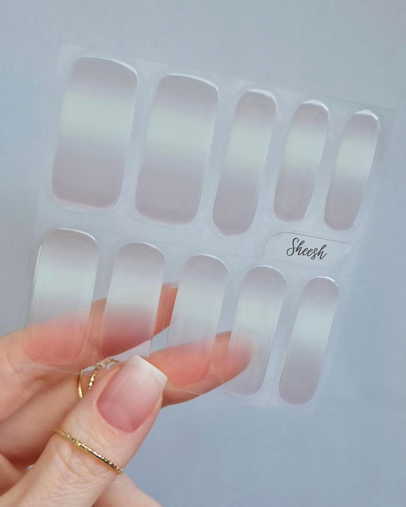 Sheesh Nails – French Kiss – klassische French-Maniküre mit sanftem Farbverlauf in Rosé und Weiß, eleganter, natürlicher Look mit glänzendem Finish. Perfekte Passform und zeitloses Design für gepflegte Nägel im Stil von Studio-Maniküren.