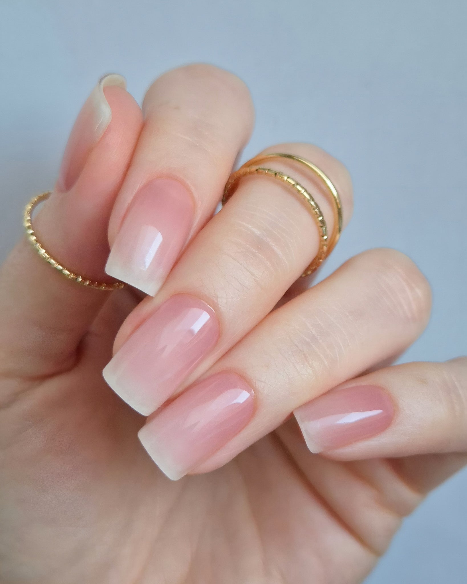 Sheesh Nails – French Kiss – klassische French-Maniküre mit sanftem Farbverlauf in Rosé und Weiß, eleganter, natürlicher Look mit glänzendem Finish. Perfekte Passform und zeitloses Design für gepflegte Nägel im Stil von Studio-Maniküren.
