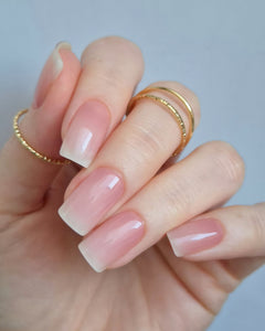 Sheesh Nails – French Kiss – klassische French-Maniküre mit sanftem Farbverlauf in Rosé und Weiß, eleganter, natürlicher Look mit glänzendem Finish. Perfekte Passform und zeitloses Design für gepflegte Nägel im Stil von Studio-Maniküren.