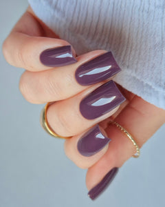 Sheesh Nails Nagelfolien in Mauve – elegante, hochglänzende Maniküre im warmen Lilaton, perfekt für den Herbst-Look. Langlebige Nagelfolien mit makelloser Passform und professionellem Glanz für gepflegte Nägel zuhause.
