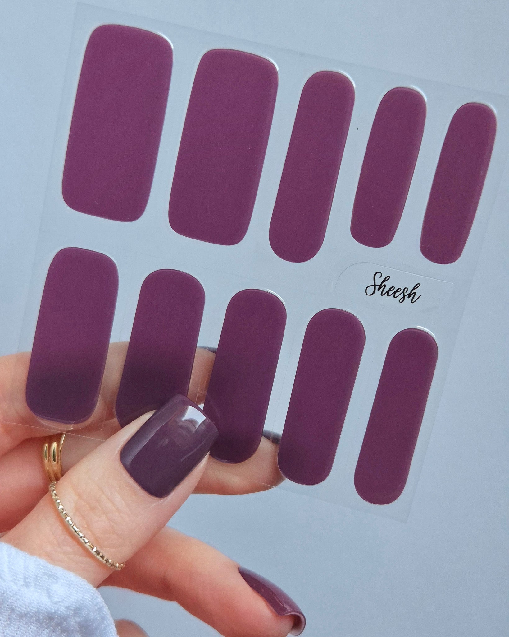 Sheesh Nails Nagelfolien in Mauve – elegante, hochglänzende Maniküre im warmen Lilaton, perfekt für den Herbst-Look. Langlebige Nagelfolien mit makelloser Passform und professionellem Glanz für gepflegte Nägel zuhause.