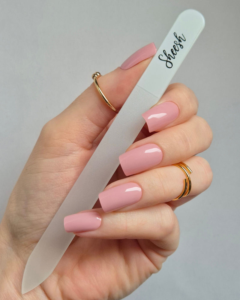 Sheesh Nails – Glasfeile – hochwertige Glasnagelfeile für präzises und schonendes Kürzen von Nägeln. Perfekt geeignet für natürliche Nägel und Sheesh Nails Folienmaniküren. Sorgt für glatte Nagelkanten, verhindert Splittern und ist ideal für gepflegte Hände im Alltag und unterwegs.