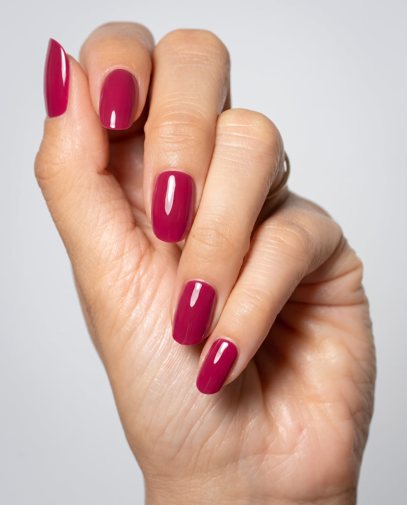 Happy Hour UV-Nagelfolien von SHEESH Nails in glänzendem Fuchsia-Pink auf beiden Händen