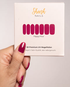 SHEESH Nails Happy Hour UV-Nagelfolien Verpackung mit passendem Nageldesign in Fuchsia-Pink