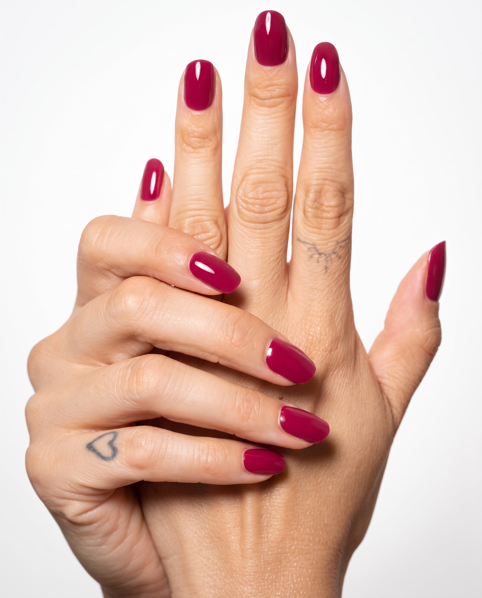 Happy Hour UV-Nagelfolien von SHEESH Nails in glänzendem Fuchsia-Pink auf beiden Händen