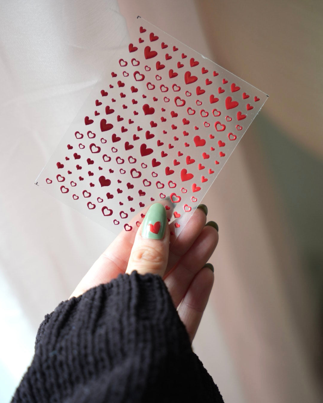 Stickerbogen mit roten Herz-Nagelstickern in verschiedenen Größen für Nail Art, perfekt als Akzent auf UV-Nagelfolien und Maniküre