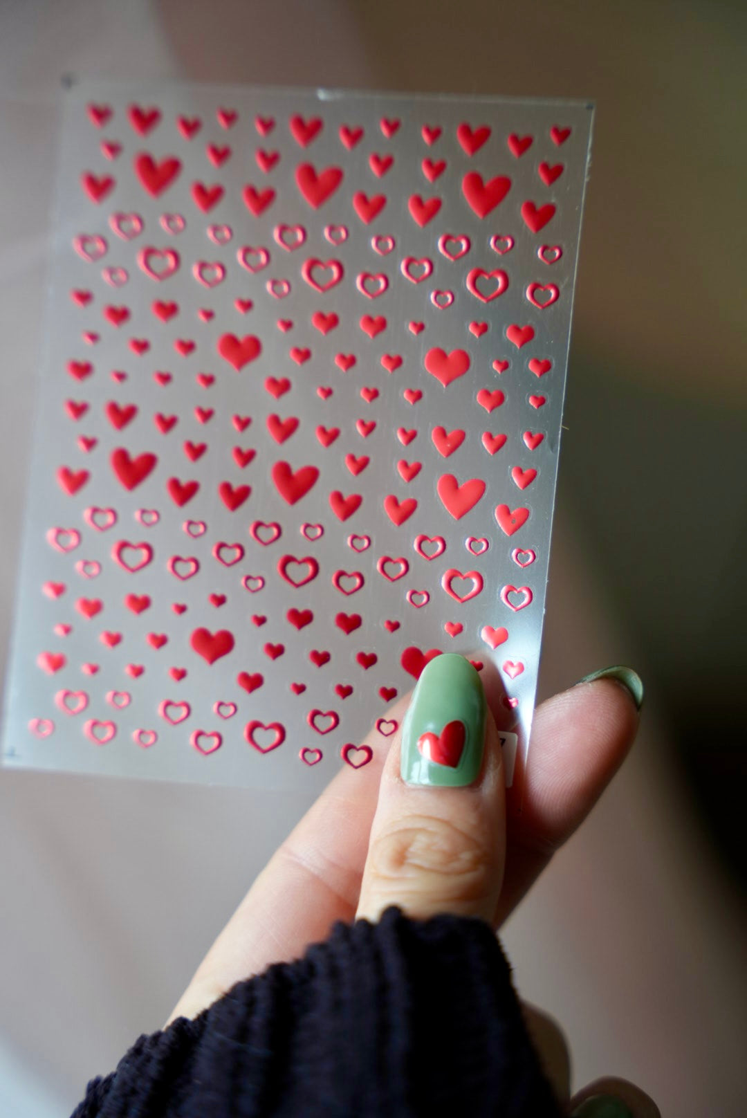 Stickerbogen mit roten Herz-Nagelstickern in verschiedenen Größen für Nail Art, perfekt als Akzent auf UV-Nagelfolien und Maniküre
