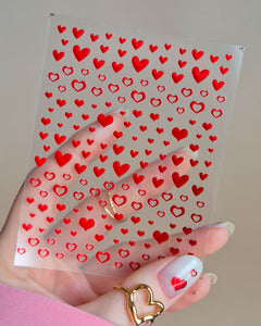Herz-Nagelsticker von Sheesh Nails mit roten Herzmotiven auf Trägerkarte, gehalten in der Hand, geeignet für romantische Nail Art
