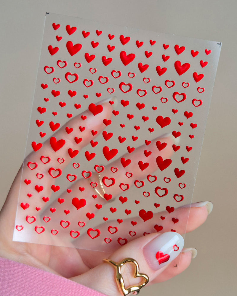 Herz-Nagelsticker von Sheesh Nails mit roten Herzmotiven auf Trägerkarte, gehalten in der Hand, geeignet für romantische Nail Art