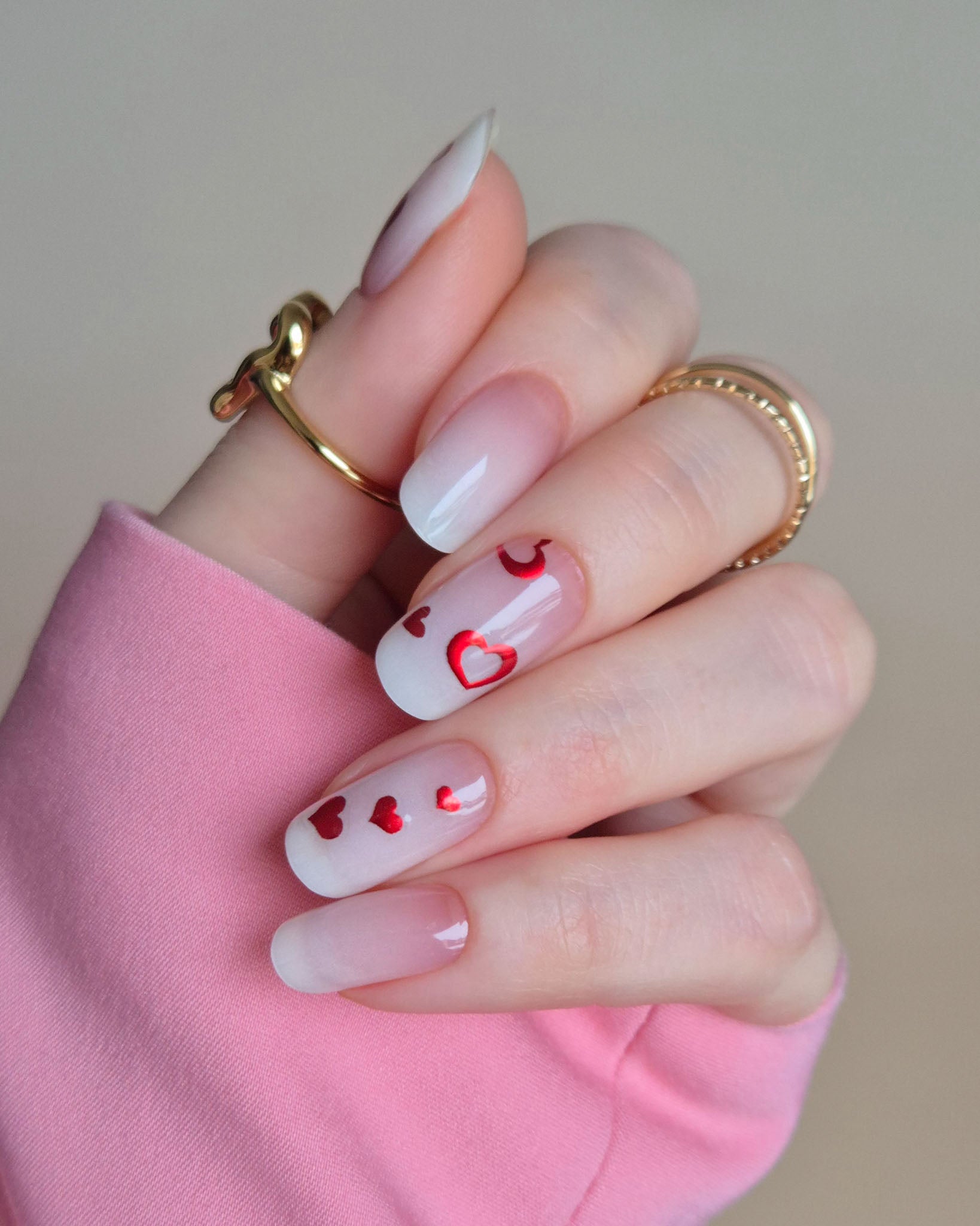 Herz-Nagelsticker von Sheesh Nails mit roten Herzmotiven auf Trägerkarte, gehalten in der Hand, geeignet für romantische Nail Art