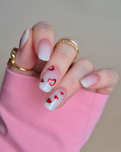 Herz-Nagelsticker von Sheesh Nails mit roten Herzmotiven auf Trägerkarte, gehalten in der Hand, geeignet für romantische Nail Art