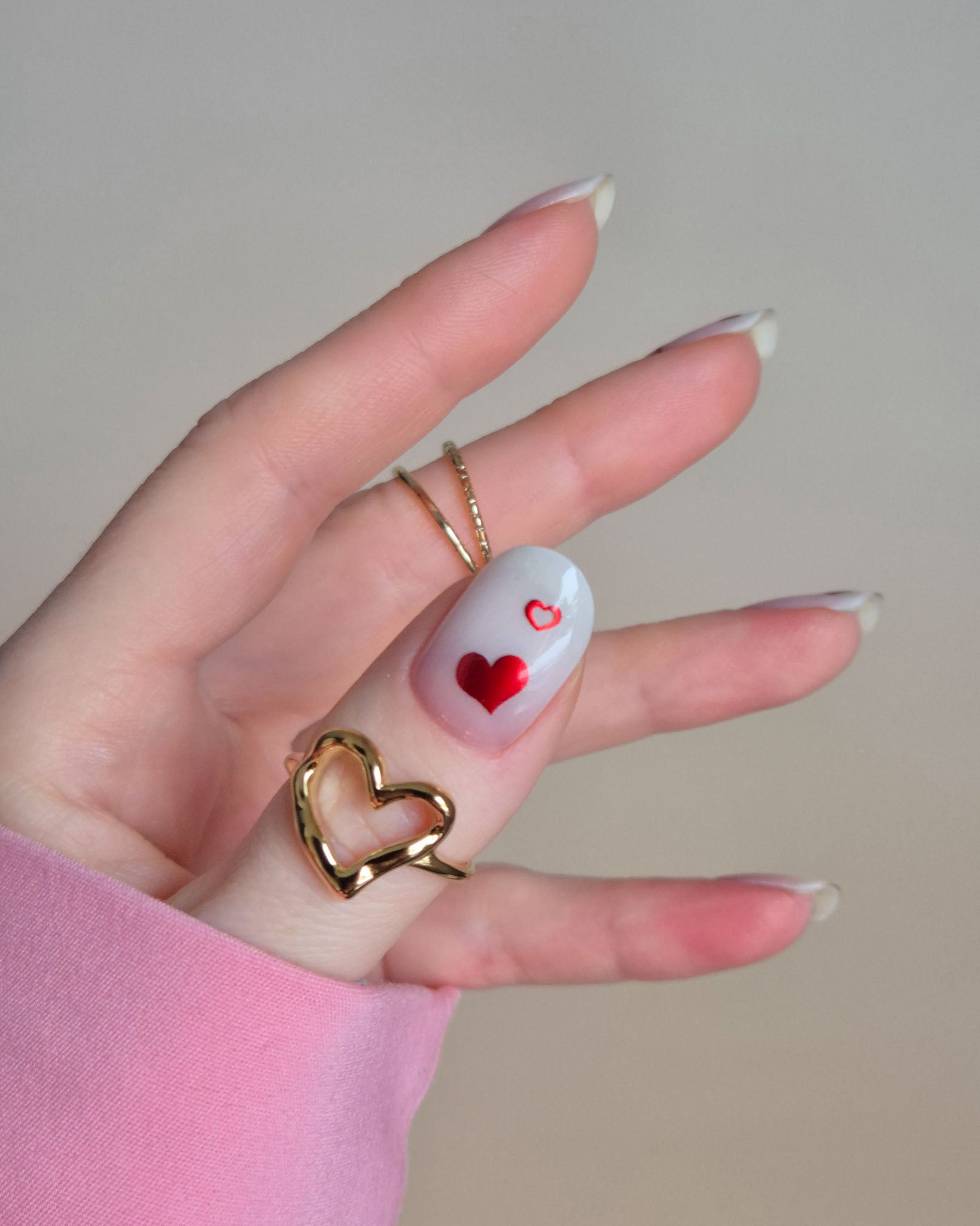 Herz-Nagelsticker von Sheesh Nails mit roten Herzmotiven auf Trägerkarte, gehalten in der Hand, geeignet für romantische Nail Art