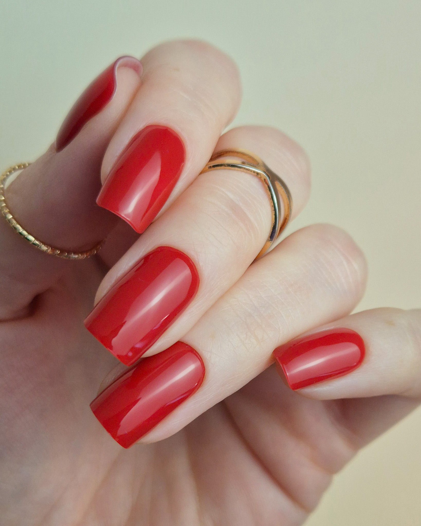 Sheesh Nails Nagelfolien in klassischem Rot – hochglänzende rote Maniküre im Salon-Look, perfekte Passform und langanhaltender Glanz für elegante Nägel zuhause.