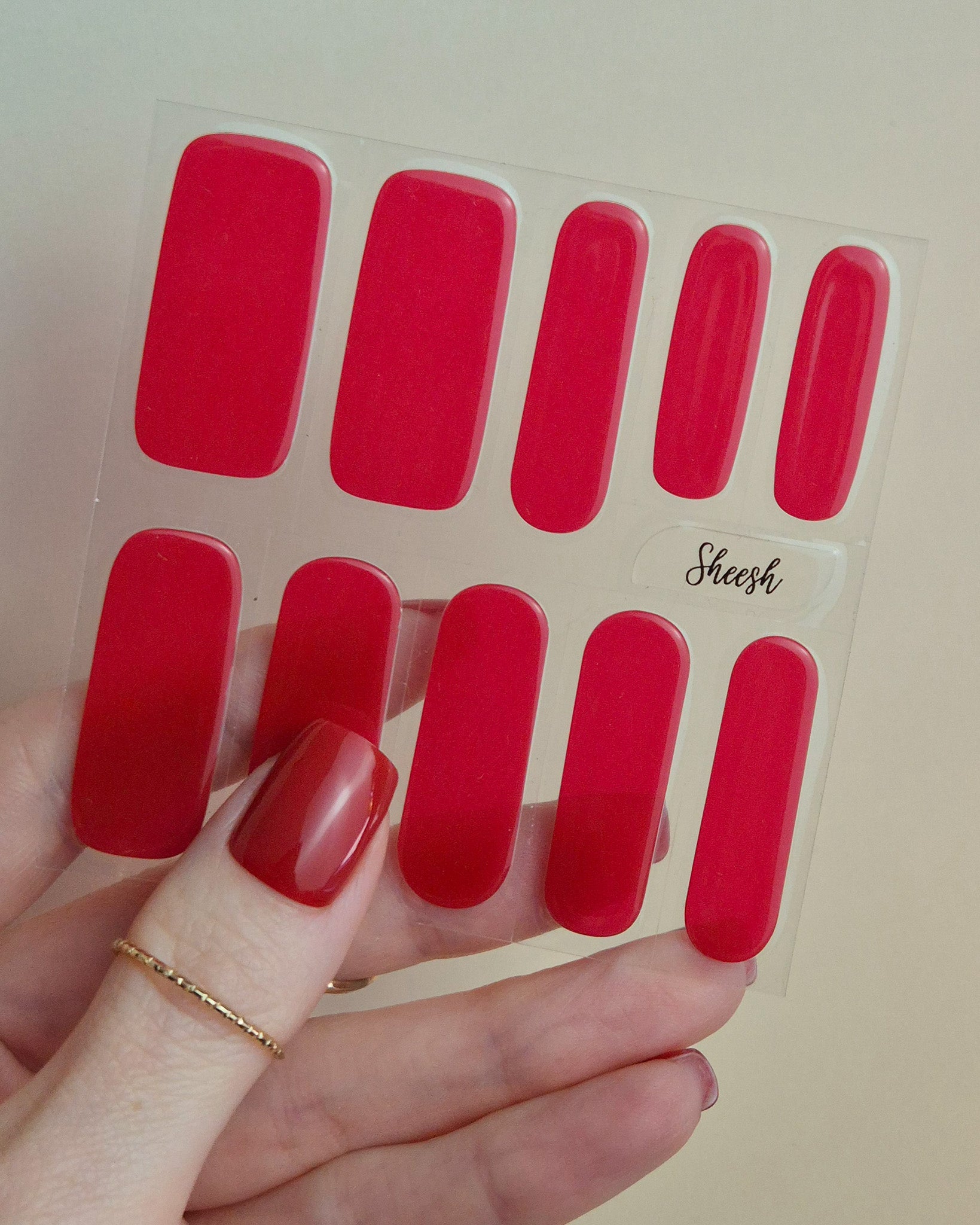 Sheesh Nails Nagelfolien in klassischem Rot – hochglänzende rote Maniküre im Salon-Look, perfekte Passform und langanhaltender Glanz für elegante Nägel zuhause.