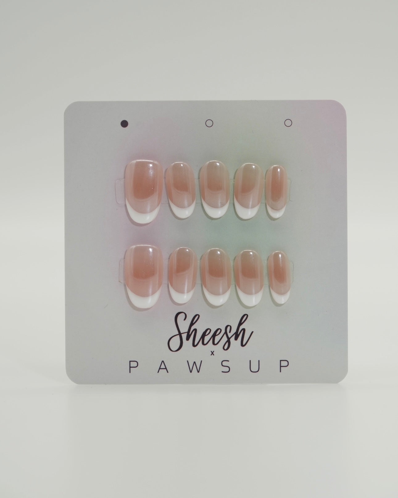 Sheesh Nails x PawsUp Press-on Nails im klassischen French-Design mit weißer Spitze und roséfarbenem Glanzfinish. Hochwertige, wiederverwendbare künstliche Fingernägel für elegante, natürliche Maniküre. Zeitloses Press-on-Set für jeden Anlass – stilvolle Kombination aus Schlichtheit und Perfektion.