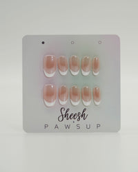Sheesh Nails x PawsUp Press-on Nails im klassischen French-Design mit weißer Spitze und roséfarbenem Glanzfinish. Hochwertige, wiederverwendbare künstliche Fingernägel für elegante, natürliche Maniküre. Zeitloses Press-on-Set für jeden Anlass – stilvolle Kombination aus Schlichtheit und Perfektion.