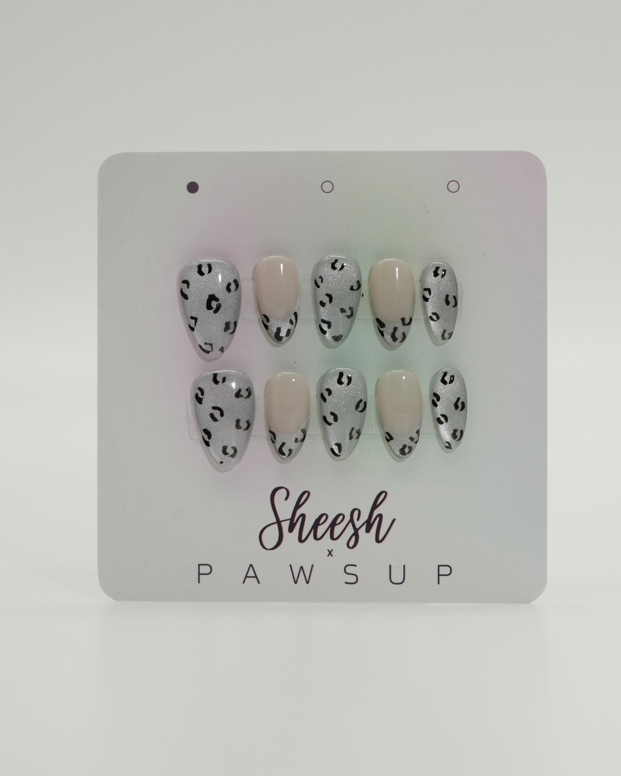 Sheesh Nails x PawsUp Press-on Nails mit Leopardenmuster in Schwarz und Silber. Hochwertige, wiederverwendbare künstliche Fingernägel im angesagten Animal-Print auf Nude- und Grau-Tönen. Edles Press-on-Set für trendbewusste Maniküre mit Glanzfinish – modernes Nageldesign in limitierter Kooperation.