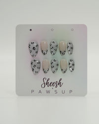 Sheesh Nails x PawsUp Press-on Nails mit Leopardenmuster in Schwarz und Silber. Hochwertige, wiederverwendbare künstliche Fingernägel im angesagten Animal-Print auf Nude- und Grau-Tönen. Edles Press-on-Set für trendbewusste Maniküre mit Glanzfinish – modernes Nageldesign in limitierter Kooperation.