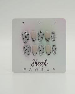 Sheesh Nails x PawsUp Press-on Nails mit Leopardenmuster in Schwarz und Silber. Hochwertige, wiederverwendbare künstliche Fingernägel im angesagten Animal-Print auf Nude- und Grau-Tönen. Edles Press-on-Set für trendbewusste Maniküre mit Glanzfinish – modernes Nageldesign in limitierter Kooperation.