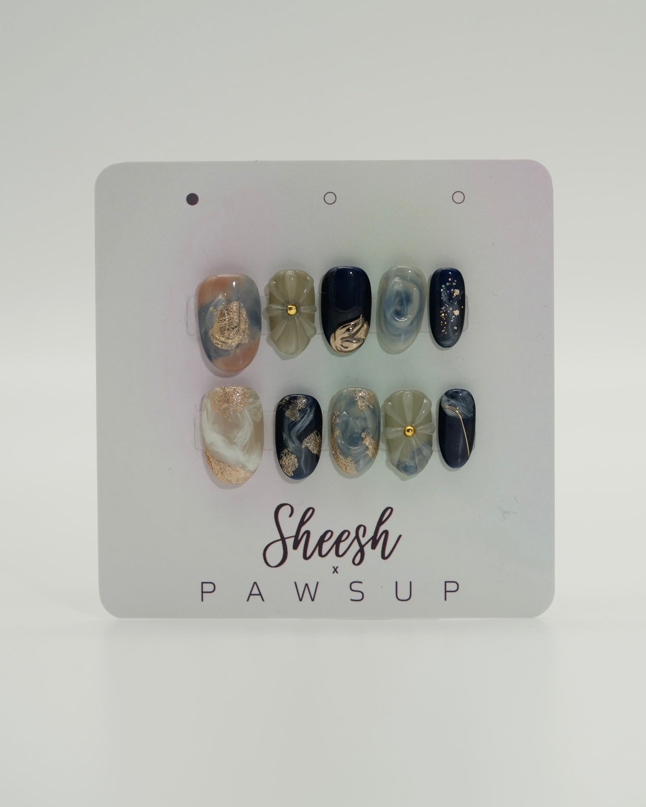 Sheesh Nails x PawsUp Press-on Nails in Navyblau, Grau und Gold mit Marmor- und Glanzeffekt. Hochwertige, wiederverwendbare künstliche Fingernägel im luxuriösen Design mit goldenen Akzenten. Edles Press-on-Set für eine glamouröse Maniküre – stilvolle Kombination aus Tiefe, Struktur und Eleganz.