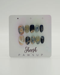 Sheesh Nails x PawsUp Press-on Nails in Navyblau, Grau und Gold mit Marmor- und Glanzeffekt. Hochwertige, wiederverwendbare künstliche Fingernägel im luxuriösen Design mit goldenen Akzenten. Edles Press-on-Set für eine glamouröse Maniküre – stilvolle Kombination aus Tiefe, Struktur und Eleganz.