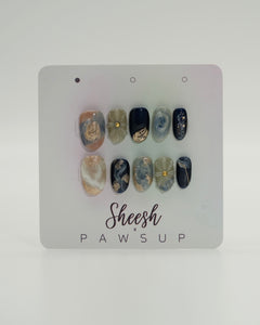 Sheesh Nails x PawsUp Press-on Nails in Navyblau, Grau und Gold mit Marmor- und Glanzeffekt. Hochwertige, wiederverwendbare künstliche Fingernägel im luxuriösen Design mit goldenen Akzenten. Edles Press-on-Set für eine glamouröse Maniküre – stilvolle Kombination aus Tiefe, Struktur und Eleganz.