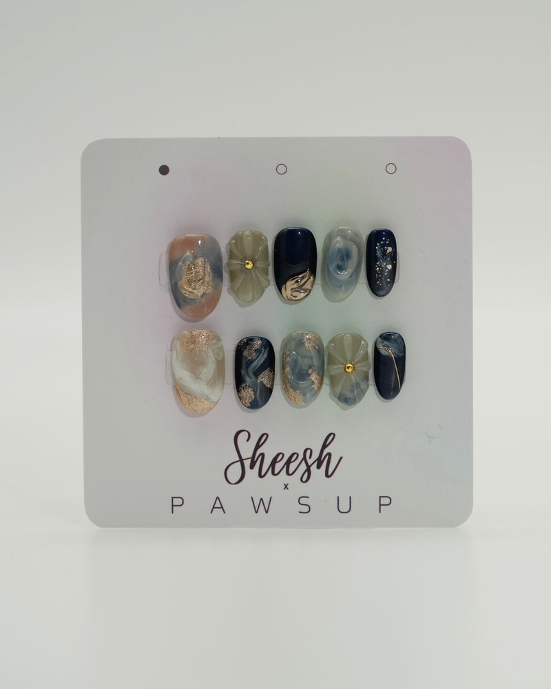 Sheesh Nails x PawsUp Press-on Nails in Navyblau, Grau und Gold mit Marmor- und Glanzeffekt. Hochwertige, wiederverwendbare künstliche Fingernägel im luxuriösen Design mit goldenen Akzenten. Edles Press-on-Set für eine glamouröse Maniküre – stilvolle Kombination aus Tiefe, Struktur und Eleganz.