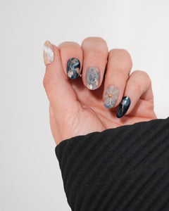 Sheesh Nails x PawsUp Press-on Nails im dunklen Marmor-Design mit goldenen Akzenten. Elegante wiederverwendbare künstliche Fingernägel in Schwarz, Grau und Beige mit Glanzfinish. Luxuriöses Press-on-Set für stilvolle Maniküre mit künstlerischem, modernen Look.