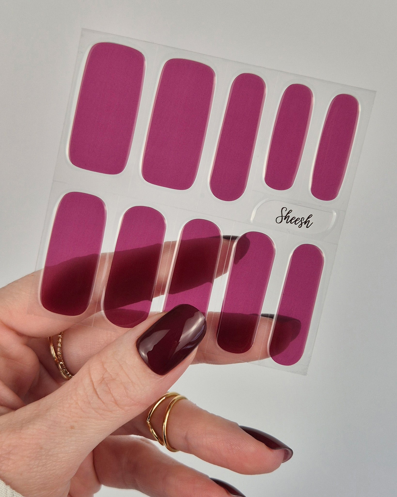 Sheesh Nails – LA by Night – tiefdunkle bordeauxrote Nagelfolien mit elegantem Hochglanz-Finish. Perfekte Passform und starker Halt für edle, verführerische Maniküren mit luxuriöser Abend-Ästhetik.