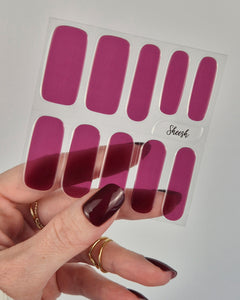 Sheesh Nails – LA by Night – tiefdunkle bordeauxrote Nagelfolien mit elegantem Hochglanz-Finish. Perfekte Passform und starker Halt für edle, verführerische Maniküren mit luxuriöser Abend-Ästhetik.