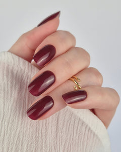 Sheesh Nails – LA by Night – tiefdunkle bordeauxrote Nagelfolien mit elegantem Hochglanz-Finish. Perfekte Passform und starker Halt für edle, verführerische Maniküren mit luxuriöser Abend-Ästhetik.