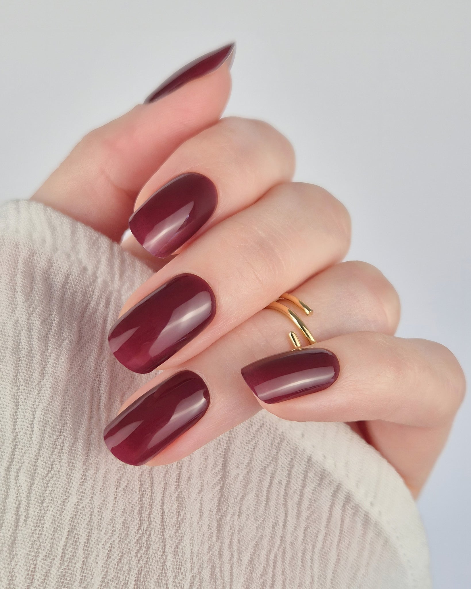 Sheesh Nails – LA by Night – tiefdunkle bordeauxrote Nagelfolien mit elegantem Hochglanz-Finish. Perfekte Passform und starker Halt für edle, verführerische Maniküren mit luxuriöser Abend-Ästhetik.