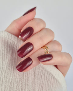 Sheesh Nails – LA by Night – tiefdunkle bordeauxrote Nagelfolien mit elegantem Hochglanz-Finish. Perfekte Passform und starker Halt für edle, verführerische Maniküren mit luxuriöser Abend-Ästhetik.
