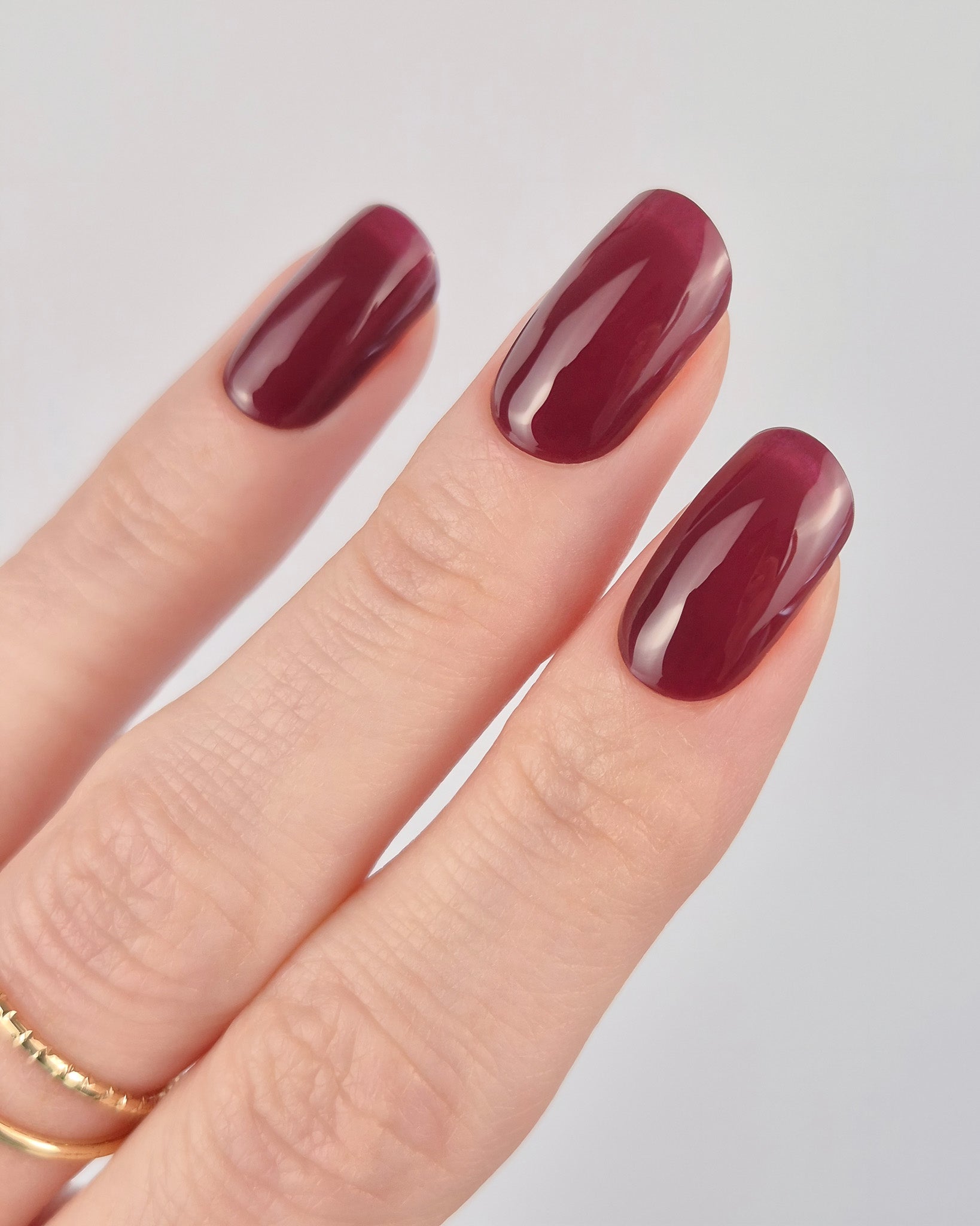 Sheesh Nails – LA by Night – tiefdunkle bordeauxrote Nagelfolien mit elegantem Hochglanz-Finish. Perfekte Passform und starker Halt für edle, verführerische Maniküren mit luxuriöser Abend-Ästhetik.